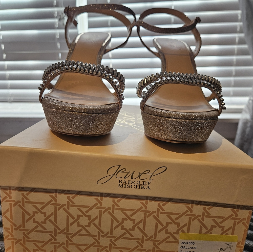 NIB Bagley Mischka Gold Platform Heels